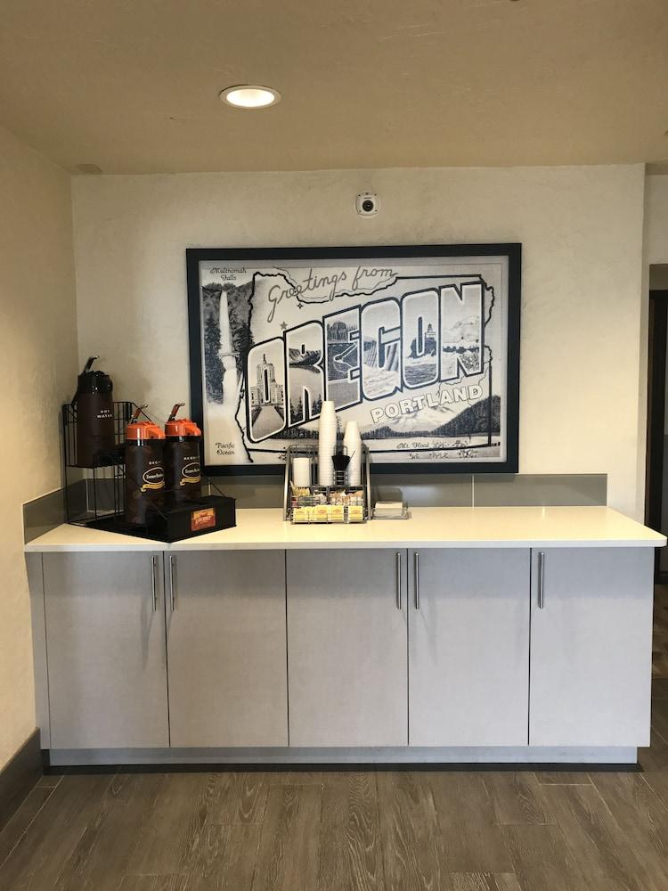 Super 8 By Wyndham Portland Airport Hotell Eksteriør bilde